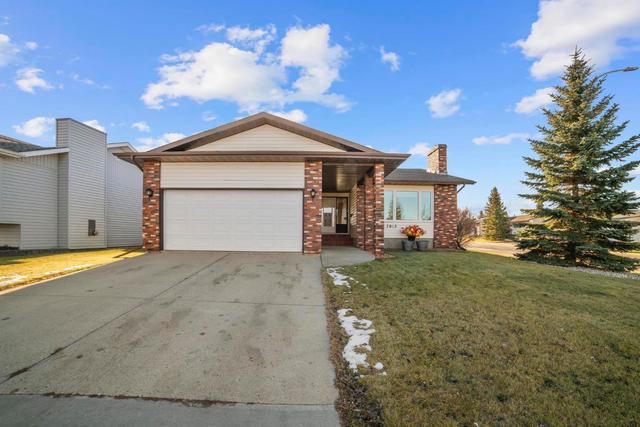 7013 43 Avenue, House detached with 5 bedrooms, 2 bathrooms and 2 parking in Camrose AB | Image 1