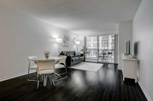 302 - 18 Hollywood Ave, Condo with 1 bedrooms, 1 bathrooms and 1 parking in Toronto ON | Image 2