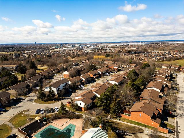 14 Collins Cres, Townhouse with 3 bedrooms, 2 bathrooms and 2 parking in Brampton ON | Image 25