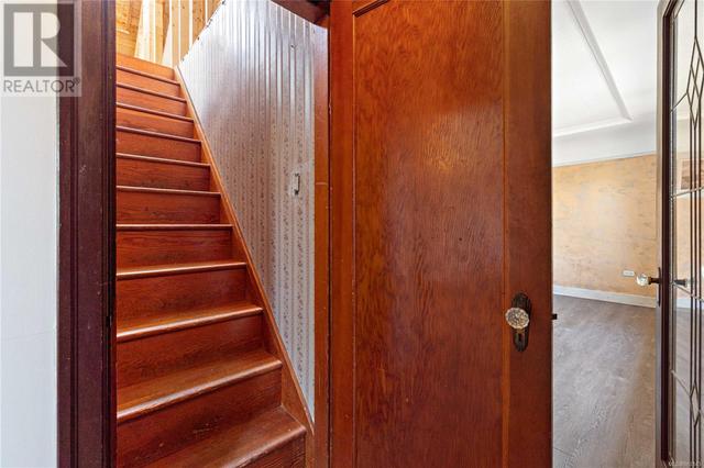 Going upstairs from entryway | Image 29