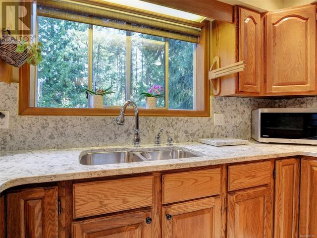 1310 Readings Dr, House detached with 4 bedrooms, 3 bathrooms and 5 parking in North Saanich BC | Image 13