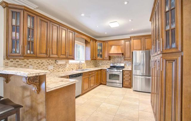 25 Lockheed Blvd, House detached with 4 bedrooms, 5 bathrooms and 6 parking in Toronto ON | Image 3