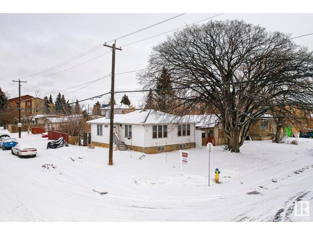 8003 73 St Nw, House detached with 4 bedrooms, 2 bathrooms and 6 parking in Edmonton AB | Card Image