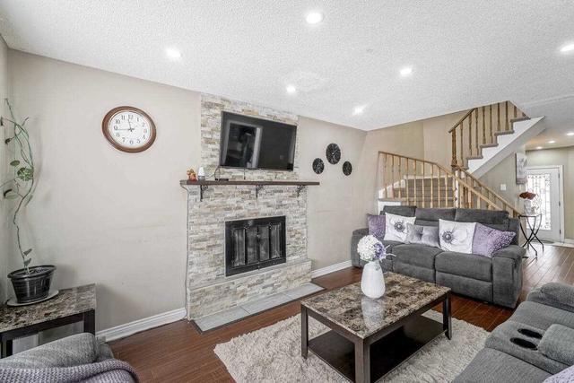 132 Leeward Dr, House detached with 4 bedrooms, 4 bathrooms and 3 parking in Brampton ON | Image 2