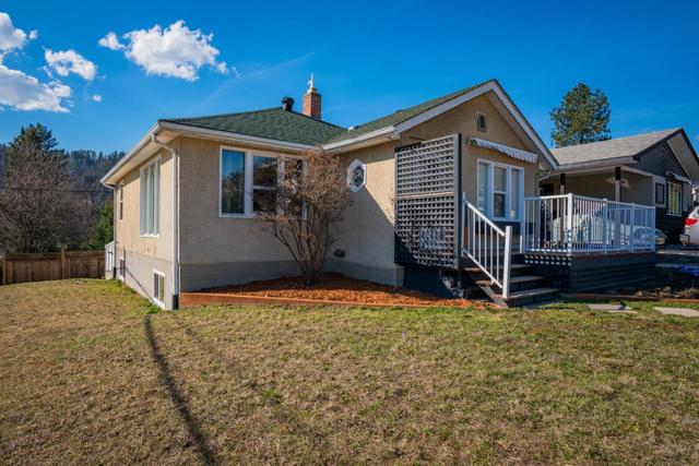 574 7th Avenue, House detached with 3 bedrooms, 2 bathrooms and null parking in Castlegar BC | Image 62