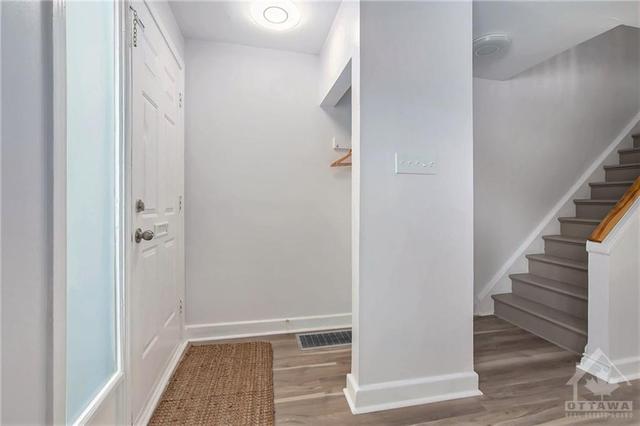 1258 Shillington Avenue, Townhouse with 3 bedrooms, 1 bathrooms and 2 parking in Ottawa ON | Image 11
