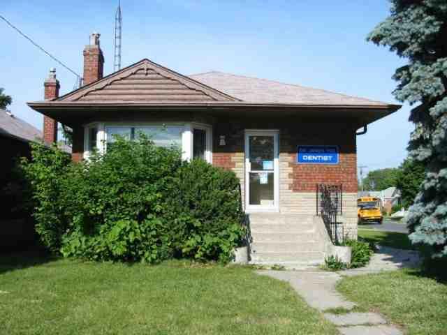 862 Kennedy Rd, House detached with 3 bedrooms, 3 bathrooms and 1 parking in Toronto ON | Image 1