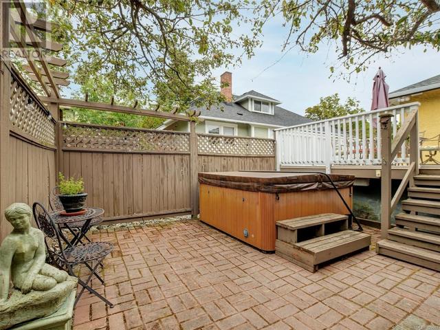 1830 Chestnut St, House detached with 4 bedrooms, 2 bathrooms and 4 parking in Victoria BC | Image 18