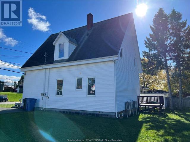 1030 Riverside Dr, House other with 3 bedrooms, 2 bathrooms and null parking in Bathurst NB | Image 2