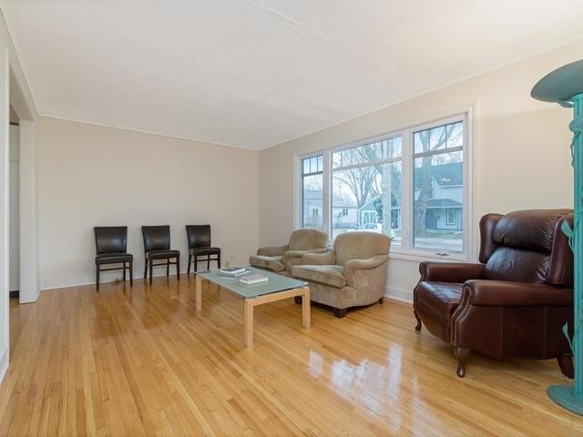 43 John St S, House detached with 3 bedrooms, 1 bathrooms and 4 parking in Mississauga ON | Image 2