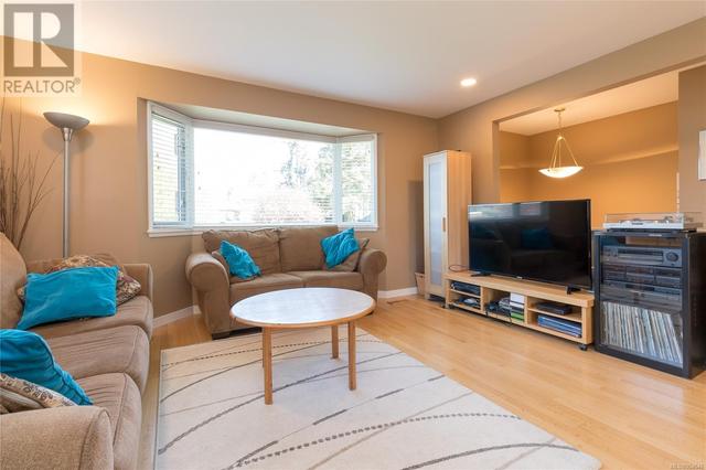 1865 Elmhurst Pl, House detached with 5 bedrooms, 2 bathrooms and 1 parking in Saanich BC | Image 5
