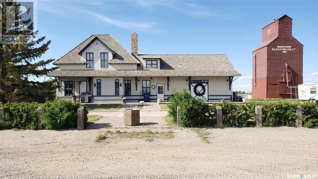 700 Main Street E, House detached with 4 bedrooms, 2 bathrooms and null parking in Gravelbourg SK | Image 1