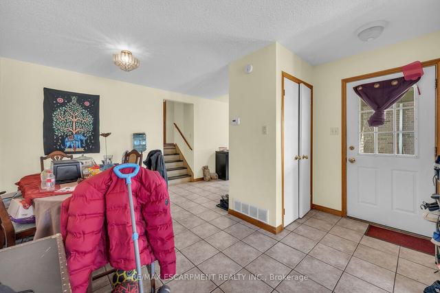 967 Stone Church Rd E, House semidetached with 3 bedrooms, 1 bathrooms and 3 parking in Hamilton ON | Image 4