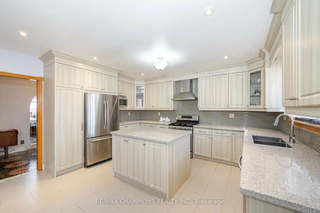 10 Larchmere Ave, House detached with 5 bedrooms, 4 bathrooms and 6 parking in Toronto ON | Image 11