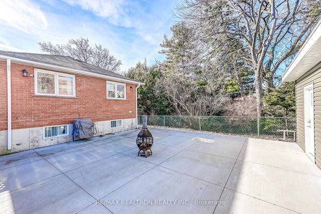 1082 Glencairn Ave, House detached with 3 bedrooms, 2 bathrooms and 3 parking in Toronto ON | Image 16