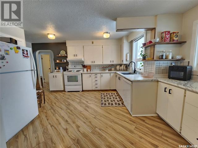 526 Main Street, House detached with 3 bedrooms, 2 bathrooms and null parking in Radville SK | Image 11