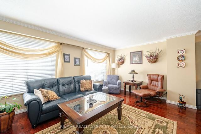 160 Moregate Cres, Townhouse with 3 bedrooms, 2 bathrooms and 2 parking in Brampton ON | Image 8