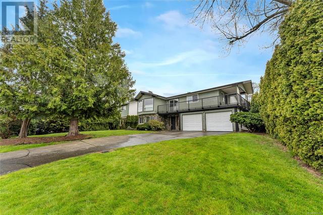 4261 Thornhill Cres, House detached with 5 bedrooms, 3 bathrooms and 6 parking in Saanich BC | Image 35