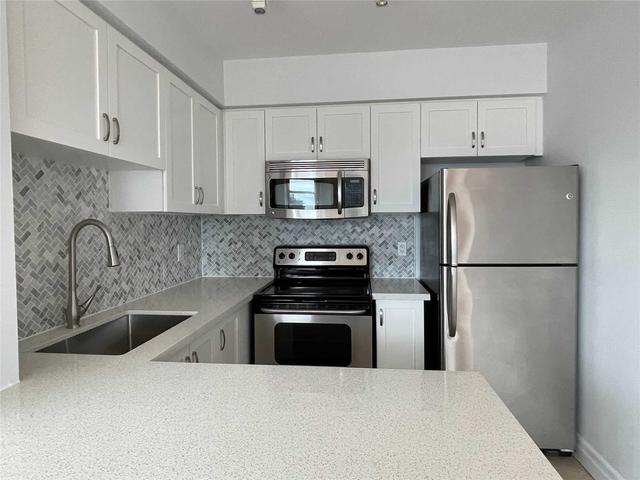 1003 - 8 Scollard St, Condo with 2 bedrooms, 2 bathrooms and 1 parking in Toronto ON | Image 15