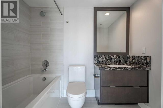 Ensuite bathroom, 4 pc. Granite countertops and glass door | Image 21