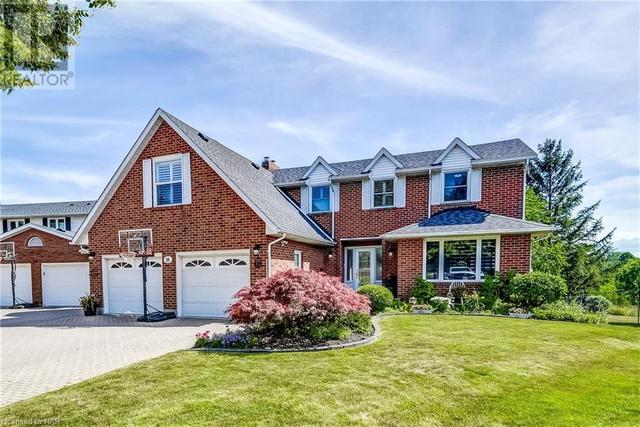 18 Boese Court, House detached with 5 bedrooms, 3 bathrooms and 4 parking in St. Catharines ON | Image 2