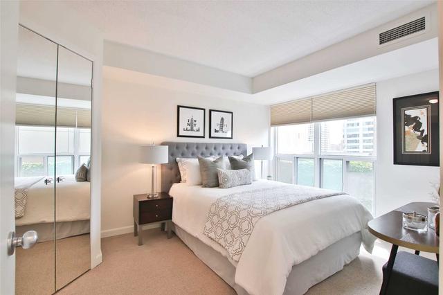 1802 - 8 Park Rd, Condo with 2 bedrooms, 2 bathrooms and 1 parking in Toronto ON | Image 7