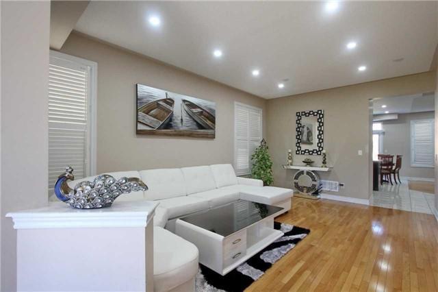 21 Sherbrooke St, House detached with 4 bedrooms, 5 bathrooms and 4 parking in Brampton ON | Image 3