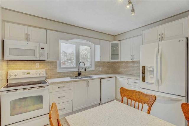 1399 Sarcee St, House detached with 3 bedrooms, 2 bathrooms and 5 parking in Oshawa ON | Image 2