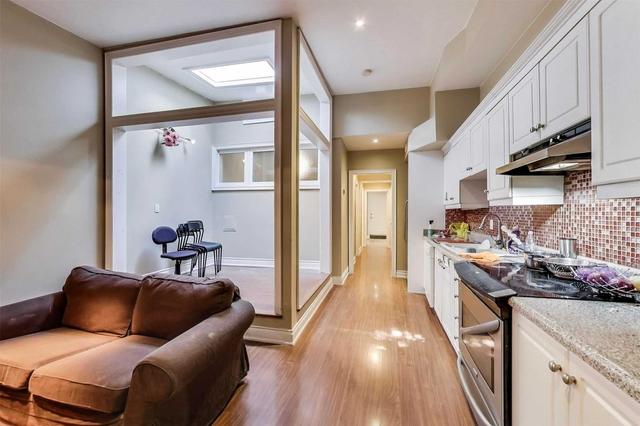 243 Lippincott St, House attached with 7 bedrooms, 1 bathrooms and 0 parking in Toronto ON | Image 24