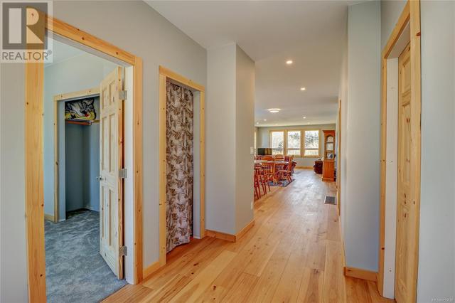 850 Lanqvist Rd, House detached with 3 bedrooms, 2 bathrooms and 6 parking in Mount Waddington C BC | Image 3