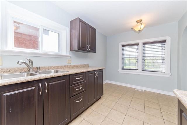 70 Colborne St W, House detached with 2 bedrooms, 2 bathrooms and 2 parking in Oshawa ON | Image 3