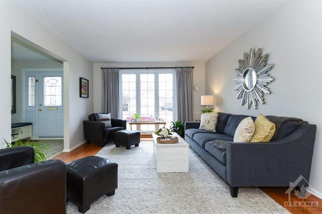 1244 Pebble Road, Townhouse with 4 bedrooms, 2 bathrooms and 1 parking in Ottawa ON | Image 3