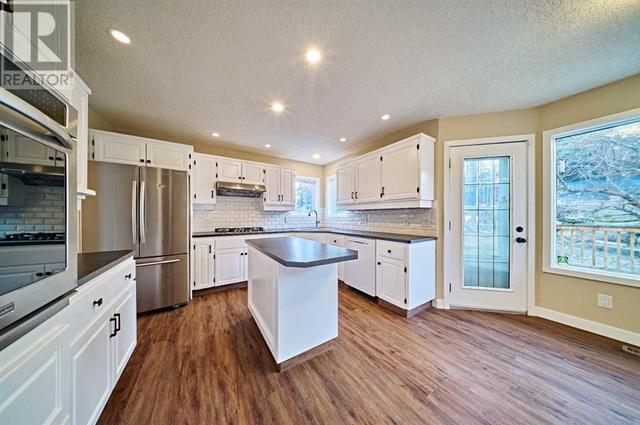 2811 Signal Hill Drive Sw, House detached with 4 bedrooms, 3 bathrooms and 4 parking in Calgary AB | Image 17