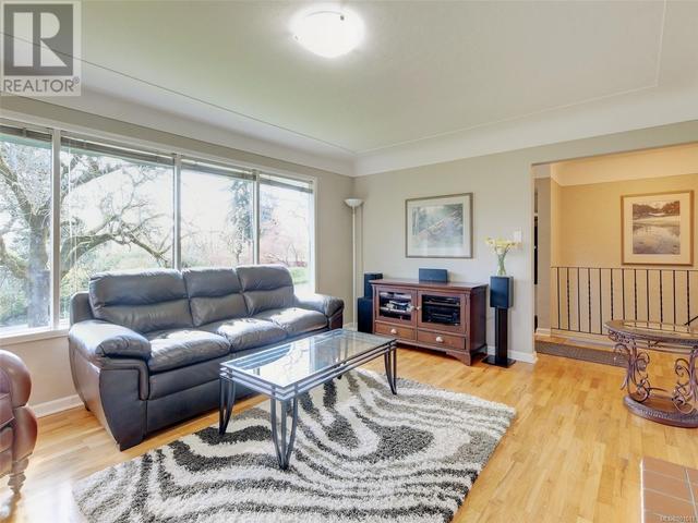 3926 Grange Rd, House detached with 4 bedrooms, 3 bathrooms and 4 parking in Saanich BC | Image 6