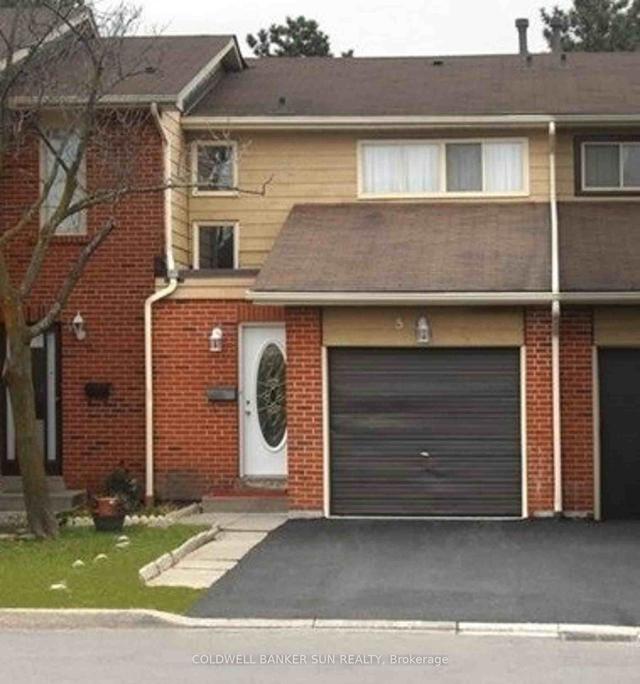 5 Foster Cres, Townhouse with 3 bedrooms, 3 bathrooms and 2 parking in Brampton ON | Image 1