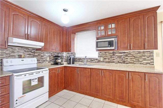 82 Guildford Cres, Townhouse with 3 bedrooms, 2 bathrooms and 1 parking in Brampton ON | Image 7