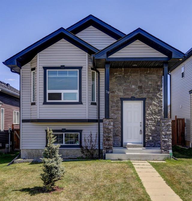 38 Saddlemont Road Ne, House detached with 3 bedrooms, 2 bathrooms and 2 parking in Calgary AB | Image 1