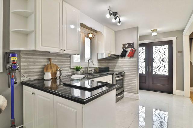 974 Blairholm Ave, House semidetached with 3 bedrooms, 2 bathrooms and 4 parking in Mississauga ON | Image 3