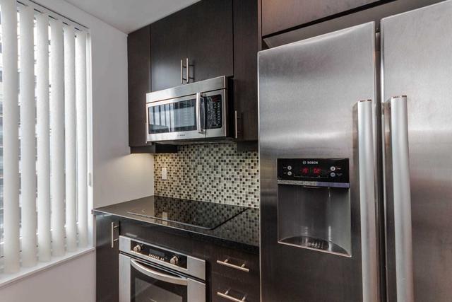 1606 - 35 Balmuto St, Condo with 2 bedrooms, 2 bathrooms and 1 parking in Toronto ON | Image 4
