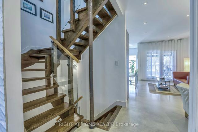 29 Ash Cres, House detached with 3 bedrooms, 5 bathrooms and 4 parking in Toronto ON | Image 28