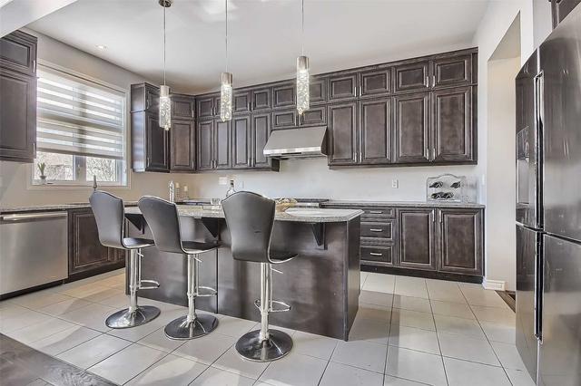 62 Degraaf Cres, House detached with 4 bedrooms, 4 bathrooms and 5 parking in Aurora ON | Image 3