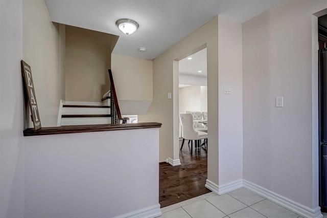 32 Rusty Crest Way, Townhouse with 3 bedrooms, 2 bathrooms and 2 parking in Toronto ON | Image 7