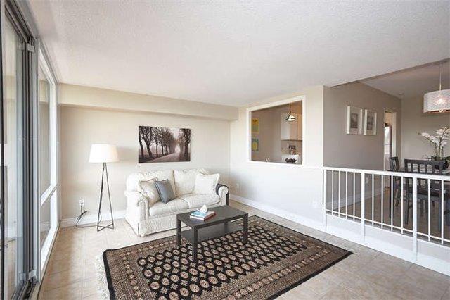 1002 - 250 Scarlett Rd, Condo with 2 bedrooms, 1 bathrooms and 1 parking in Toronto ON | Image 4