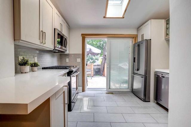 369 Ashdale Ave, House semidetached with 2 bedrooms, 2 bathrooms and 0 parking in Toronto ON | Image 3