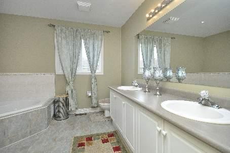 67 Olde Town Rd, House detached with 4 bedrooms, 3 bathrooms and 4 parking in Brampton ON | Image 9