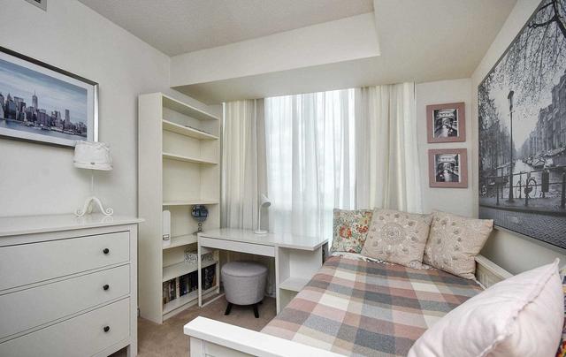 1401 - 88 Promenade Circ, Condo with 2 bedrooms, 2 bathrooms and 1 parking in Vaughan ON | Image 5
