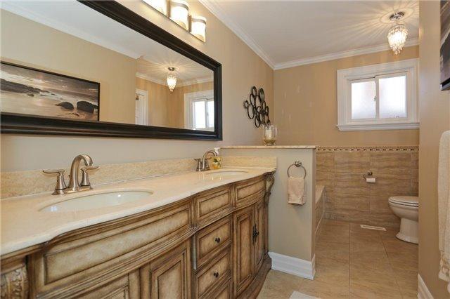 2327 Harcourt Cres, House detached with 3 bedrooms, 3 bathrooms and 2 parking in Mississauga ON | Image 14