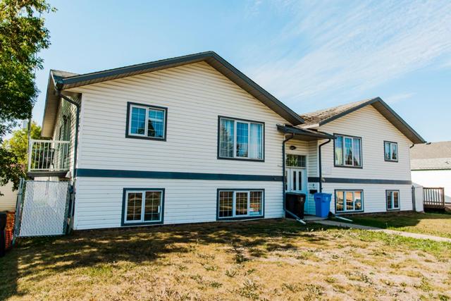 1 - 913 4 Avenue, Condo with 3 bedrooms, 2 bathrooms and 1 parking in Beaverlodge AB | Image 1