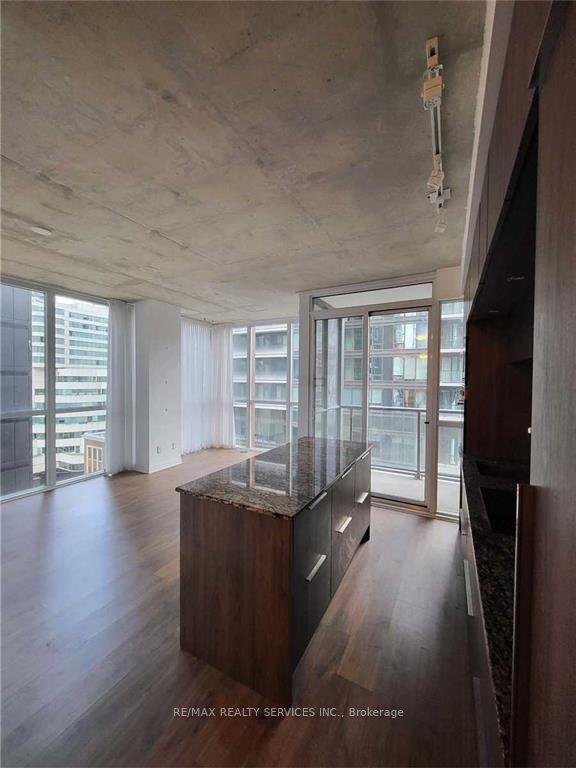1002 - 88 Blue Jays Way, Condo with 1 bedrooms, 1 bathrooms and 1 parking in Toronto ON | Image 2