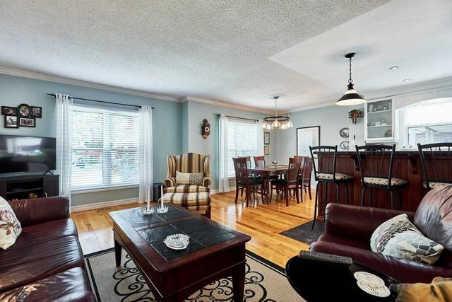 19 Kilberry Dr, House detached with 3 bedrooms, 2 bathrooms and 5 parking in Whitby ON | Image 4